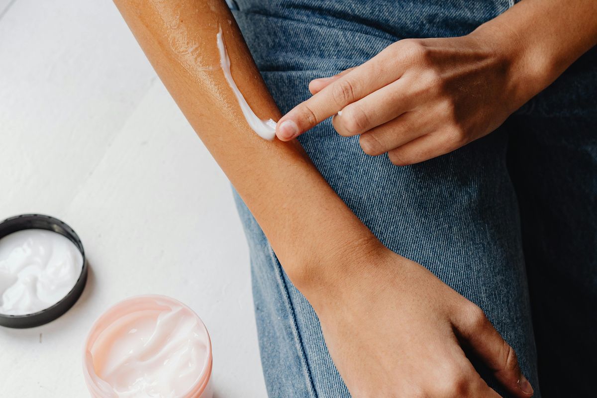 skin barrier, body care, Kulit Tubuh Mudah Kering dan Gatal? Ini Tips Memilih Body Care, Kenali dulu kebutuhan kulit tubuh, Perhatikan kandungan yang membantu hidrasi kulit, Frekuensi penggunaan losion disesuaikan dengan kebutuhan kulit, Vaseline rilis lini Pro Derma berbasis riset 50 tahun