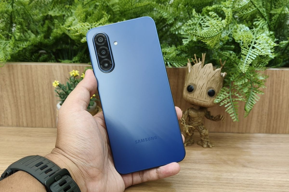 Samsung, Galaxy Z Fold 7, Samsung Galaxy A17 5G, spesifikasi Samsung Galaxy A17 5G, harga Samsung Galaxy A17 5G, Samsung A17 5G, Galaxy A17 5G, review Samsung Galaxy A17 5G, handson Samsung Galaxy A17 5G, Menggenggam Samsung Galaxy A17 5G, HP Rp 3 Jutaan dengan Tampilan Premium, Layar lega dan mulus, Lebih enak dan nyaman dipegang, Ada Gemini Live dan jaminan upgrade OS 6 tahun, Spesifikasi dan harga Samsung Galaxy A17 5G
