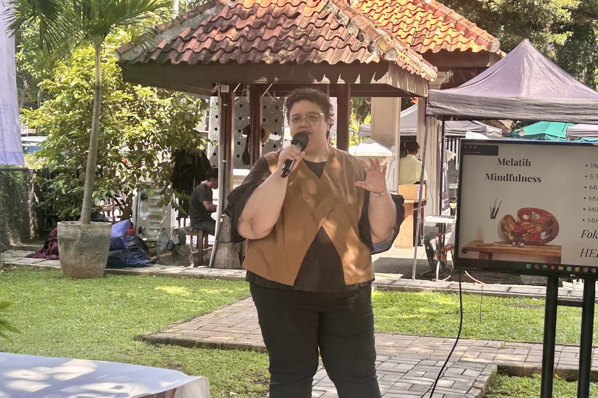 mindfulness, Mindfulness, apa itu mindfulness, manfaat mindfulness, mindfulness untuk hidup lebih damai dan tenang, manfaat mindfulness dalam kehidupan sehari-hari, mindfulness membantu seseorang untuk lebih, mindfulness untuk kesehatan mental, 5 Manfaat Terapkan Mindfulness dalam Keseharian, Bisa Kurangi Depresi, 1. Mengurangi stres dan depresi, 2. Meningkatkan memori, konsentrasi, dan fokus, 3. Mengurangi reaktivitas emosi, 4. Meningkatkan kesehatan fisik, 5. Memperbaiki relasi