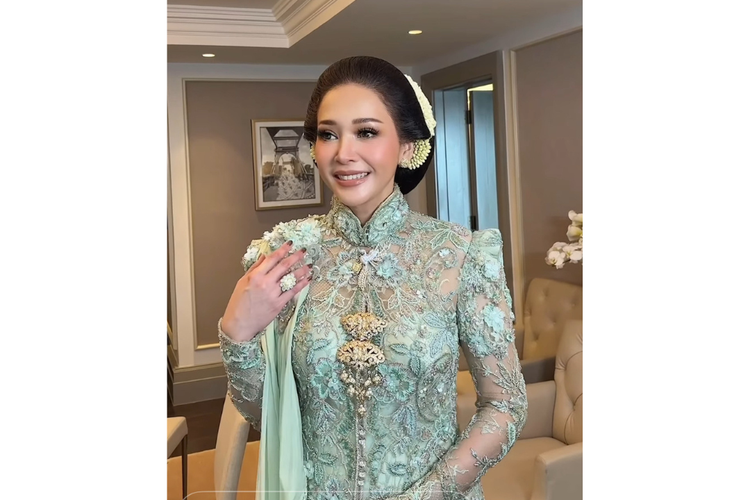 Maia Estianty, pernikahan al ghazali dan alyssa daguise, akad al ghazali, penampilan maia estianty di acara akad al, maia estianty dan ahmad dhani, maia estianty di pernikahan al ghazali, Tampil Fresh di Akad Al Ghazali, Maia Estianty Kenakan Kebaya Mint Rancangan Anne Avantie, Kebaya mint dengan bordir mewah rancangan Anne Avantie, Tatanan rambut tradisional yang menawan, Makeup flawless yang natural elegan, Momen haru dampingi Al Ghazali ke meja akad bersama Ahmad Dhani