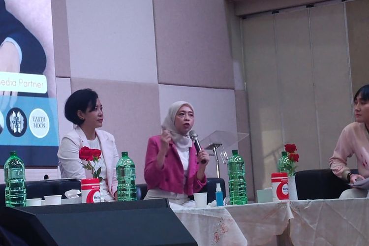wajah sosial, Carl Jung, topeng dalam psikologi, apa istilah topeng dalam psikologi kepribadian, beradaptasi dengan lingkungan, makna topeng, Memahami “Topeng” dalam Psikologi, Adaptasi Diri atau Pura-pura?, Wajah sosial dan lingkungan yang dihadapi, Apakah harus selalu pakai topeng?, Topeng sebagai mekanisme pertahanan diri, Hati-hati dengan emosi yang terpendam