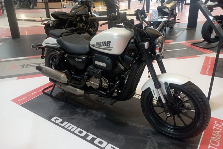 motor cruiser 250cc, Morbidelli C252V, QJMotor SRV 250 AMT, Spesifikasi motor, QJMotor SRV 250 AMT vs Morbidelli C252V: Pilih Mana?