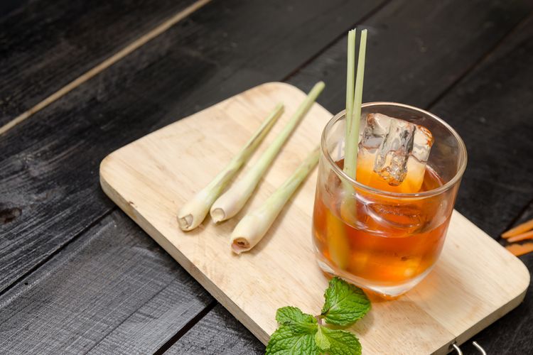 resep minuman hangat, cara membuat minuman herbal, air rebusan serai, minuman sehat alami, minuman pagi hari, Cara Racik Air Rebusan Serai, Minuman Hangat Pancaroba Baik Diminum Saat Perut Kosong, Manfaat Minum Air Rebusan Serai Saat Pancaroba, Resep Air Rebusan Serai Hangat untuk 3 Porsi, Cara Membuat Air Rebusan Serai, Tips Tambahan Agar Air Serai Lebih Nikmat dan Tahan Lama, Waktu Terbaik untuk Menikmati Air Rebusan Serai