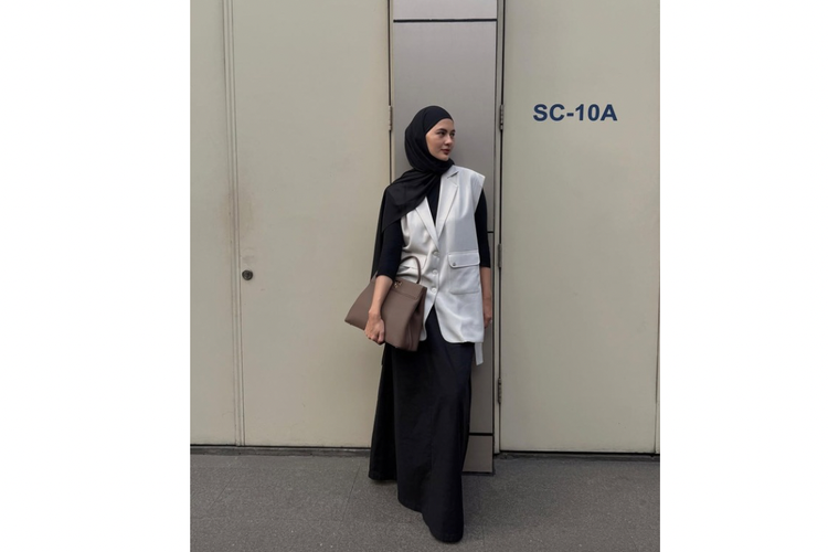 Inspirasi outfit hijab, Gaya Hijab Paula Verhoeven, ootd paula verhoeven, inspirasi outfit hijab, outfit paula verhoeven, style paula verhoeven, 5 Gaya Modest Paula Verhoeven, Elegan dan Stylish dalam Balutan Hijab, Nuansa nude, Gamis nuansa monokrom, Business casual, Earth tone, Look profesional