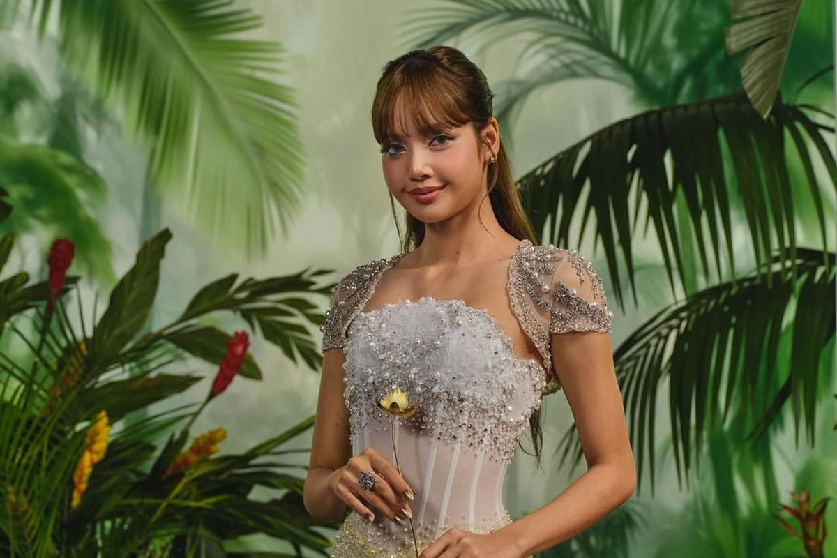 Lisa BLACKPINK Akan Jadi Presenter Golden Globes 2026, Intip 5 Pesona Anggunnya, 1. Gaun berlapis pink, 2. Nuansa cerah dan girly, 3. Gaya bold dan misterius, 4. Setelan dengan rok panjang, 5. Gaun korset semi transparan