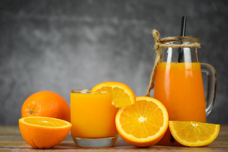 jus jeruk, Minum Jus Jeruk Tiap Hari, Sehat atau Berbahaya? Ini Kata Ahli Gizi, Jus jeruk kaya vitamin c dan nutrisi penting, Bantu jaga hidrasi, Bisa naikkan gula darah, Bisa berdampak pada kesehatan gigi, Cara minum jus jeruk yang lebih sehat