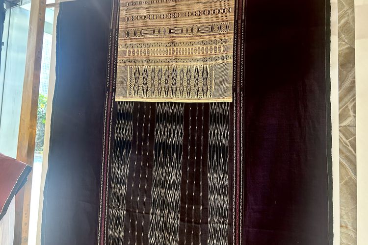tenun Batak, TobaTenun, Tenun Batak, Tobatenun, melestarikan tenun batak, peran perempuan di balik tenun batak, Toba Tenun Gaungkan Peran Perempuan dalam Melestarikan Tenun Batak, Simbol feminitas dalam tenun Batak, Perempuan di balik tenun Batak, Bangun ekosistem penenun yang didominasi perempuan, Melestarikan dan merevitalisasi tenun lawas 