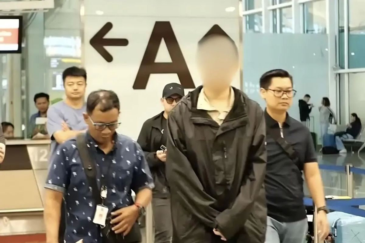 buronan pemerintah China, Bandara Ngurah Rai, buronan ditangkap, buronan pemerintah china dideportasi dari bali, Jadi Buron Pemerintah China Selama 10 Tahun, Pelaku Penipuan Rp28,5 Miliar Dideportasi dari Bali