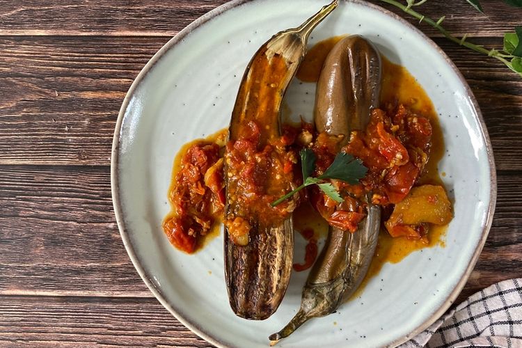 7 Ide Olahan Terong untuk Lauk Rumahan yang Praktis, 1. Terong balado, 2. Lodeh terong, 3. Terong kuah santan, 4. Terong sambal bakar terasi, 5. Tumis terong kecap, 6. Terong crispy mekar, 7. Terong panggang
