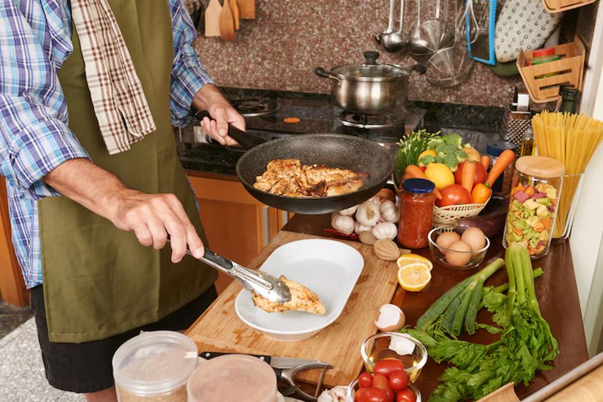 memasak di rumah, asupan garam, makanan utuh, makanan cepat saji, Bukan Cuma Hemat, Memasak di Rumah Ternyata Baik untuk Mental dan Jantung, Tubuh bisa terasa lebih ringan, Tidak semua masakan memberi efek yang sama, Risiko penyakit kronis bisa menurun, Memasak juga bisa bantu mental lebih tenang