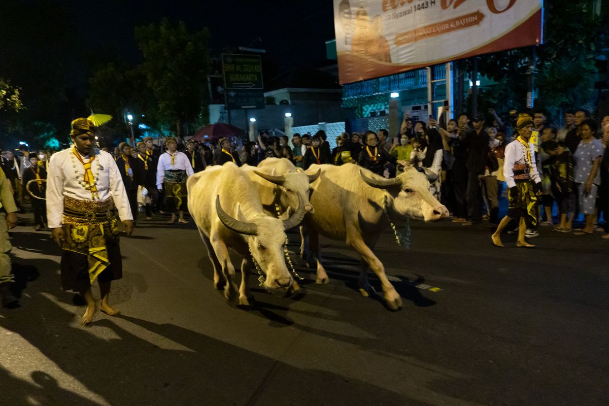 Malam 1 Suro 2025, Bulan Suro, bulan Suro, bulan suro, mitos bulan suro, kapan malam 1 suro, larangan menikah di bulan suro, mitos bulan suro menurut orang jawa, apa itu bulan suro, Malam 1 Suro dan Pantangan Menikah: Mitos, Budaya, atau Bentuk Penghormatan?, Penjelasan budayawan soal larangan pernikahan di bulan Suro, Makna bulan Suro di lingkungan Keraton Surakarta, Makna spiritual dan asal-usul penanggalan Suro, Larangan yang mulai lentur di era modern