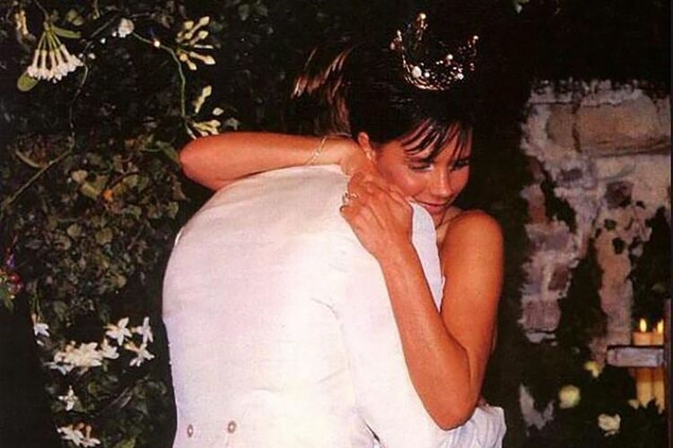 Victoria Beckham, David Beckham, Victoria Beckham dan David Beckham anniversary, anniversary Victoria dan David Beckham, pernikahan Victoria dan David Beckham, 26 Tahun Pernikahan, Victoria dan David Beckham Bagikan Momen Romantis, David Beckham tak kalah romantis, Perjalanan cinta Victoria dan David, Menggelar pernikahan intimate, Gaun yang memukau