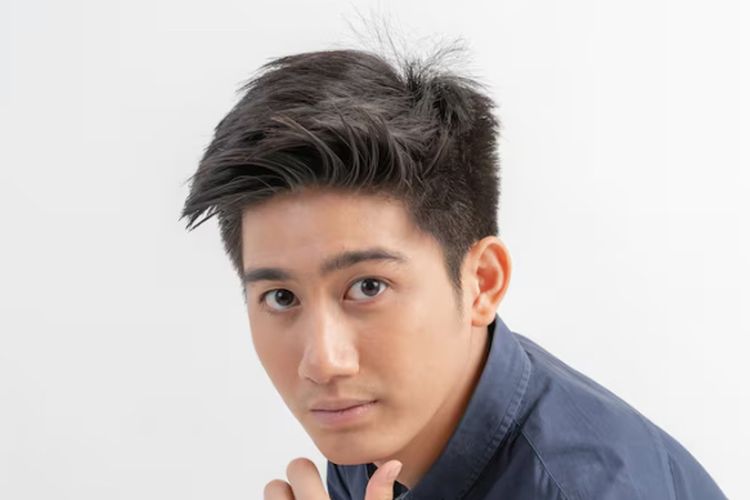 comma hair, gaya rambut, 10 Model Comma Hair yang Cocok untuk Berbagai Bentuk Wajah, Apa Itu Comma Hair?, Ciri Khas Gaya Rambut Comma Hair, Model Comma Hair yang Populer, Comma Hair Cocok untuk Bentuk Wajah Apa?, Cara Styling Comma Hair agar Tahan Lama, Perbedaan Comma Hair dan Curtain Hair, Apakah Comma Hair Masih Tren?, FAQ Seputar Comma Hair
