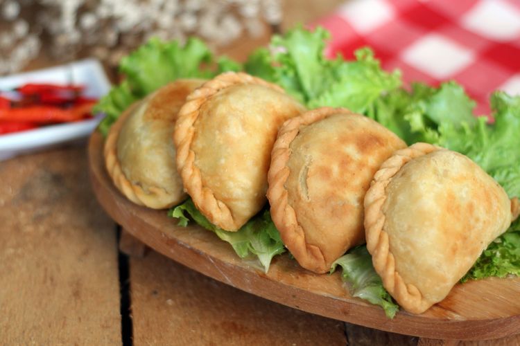 resep pastel goreng, kulit pastel renyah, tips kulit pastel renyah tahan lama, kulit pastel renyah tanpa telur, kulit pastel renyah gurih, 3 Trik Bikin Kulit Pastel Renyah dan Tidak Mudah Sobek, Pakai Trik Ini!, 1. Uleni adonan hingga tidak lengket di tangan, 2. Taburi tepung saat menggiling dan saat menumpuk lembaran kulit, 3. Jangan terlalu banyak mengisi, Resep kulit pastel, Tips tambahan
