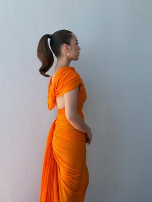 Golden Globe Awards, Laufey, Balenciaga, Pierpaolo Piccioli, Laufey Tampil Berani dengan Gaun Balenciaga Oranye di Golden Globes 2026, Intip Detailnya
