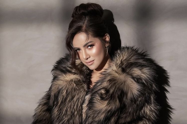 Olla Ramlan, Gaya Olla Ramlan, gaya Olla Ramlan, fashion olla ramlan, busana olla ramlan, gaya busana olla ramlan, gaya olla ramlan, olla ramlan ig, Intip 5 Gaya Olla Ramlan, Modis dan Bold, 1. Padu padan oversized blazer dan celana kargo, 2.  Dibalut jaket bulu, 3. Gaya bling-bling, 4. Tampil glamour dan sporty, 5. Jeans dan blazer