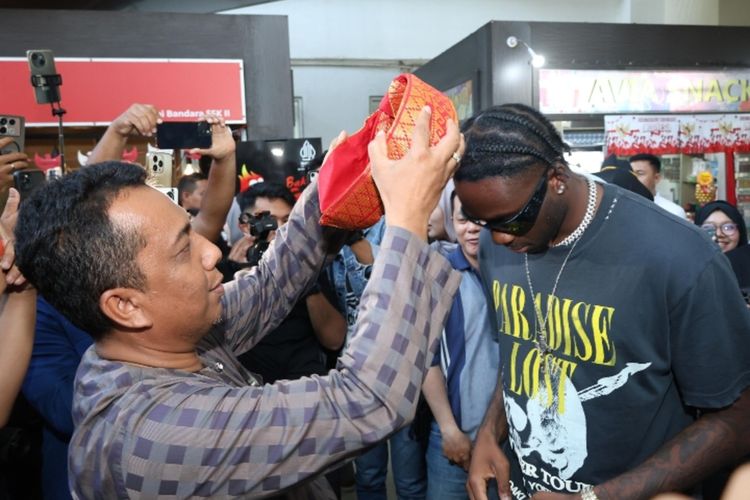 Festival Pacu Jalur 2025, Rapper Melly Mike, penampilan rapper melly mike di festival pacu jalur, Festival Pacu Jalur 2025 Ditutup, Rapper Melly Mike Pukau Penonton