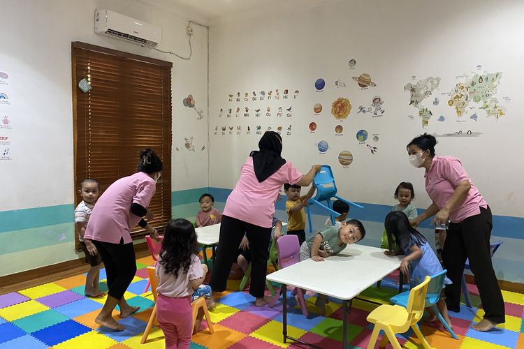 Daycare, Kasus Little Aresha Viral, Cek 4 Tanda Bahaya Saat Survei Daycare, 1. Lingkungan yang tidak ramah anak, 2. Rasio pengasuh dan sikap yang buruk, 3. Fasilitas fiktif dan kurang transparan, 4. Tak ada izin operasional resmi