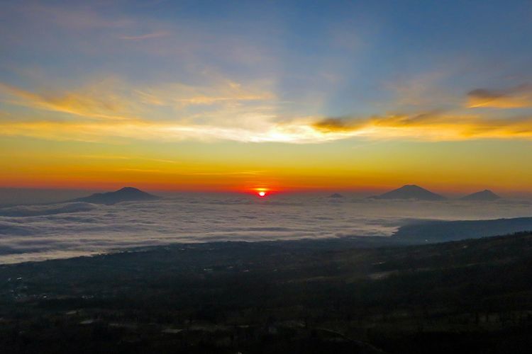 5 Gunung yang Ramah Pemula, Cocok untuk Solo Hiking, 1. Gunung Andong, 2. Gunung Prau, 3. Gunung Bismo, 4. Gunung Penanggungan