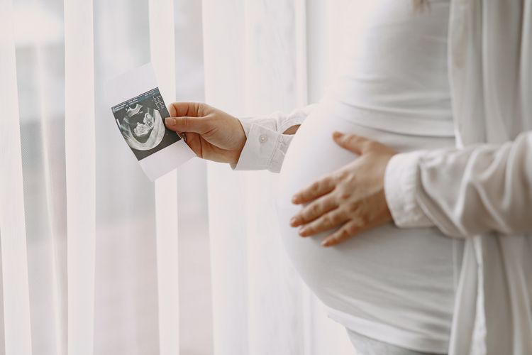 ibu mertua, ibu hamil, Ibu hamil, menantu hamil, ibu mertua menyebalkan, kesehatan mental ibu hamil, konflik mertua dan menantu, dukungan suami saat hamil, tips menghadapi mertua, Hadapi Ibu Mertua yang Menyebalkan Saat Hamil, Ini Peran Penting Suami Menurut Psikolog, Team up dengan suami menjelang persalinan, Istri perlu terbuka dengan kondisi kehamilan, Istri lebih percaya diri dalam mengutamakan diri sendiri, Metode persalinan kerap jadi masalah mertua dan menantu