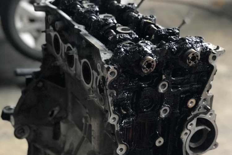 oli mesin, Benarkah Oli pada Mobil yang Overheating Harus Diganti?
