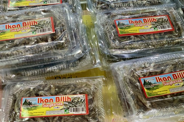 oleh oleh khas minangkabau adalah, pusat oleh oleh khas minang, toko oleh oleh khas minang, apa saja oleh oleh padang, apa saja makanan dari padang, 9 Oleh-oleh Khas Minangkabau, Bisa Beli Rendang dan Dendeng Balado, 1. Rendang kemasan, 2. Keripik sanjai, 3. Karak kaliang, 4. Ikan bilih, 5. Dendeng balado, 6. Kopi Kiniko, 7. Kopi Solok Radjo, 8. Songket pandai sikek, 9. Kaus Bukittinggi