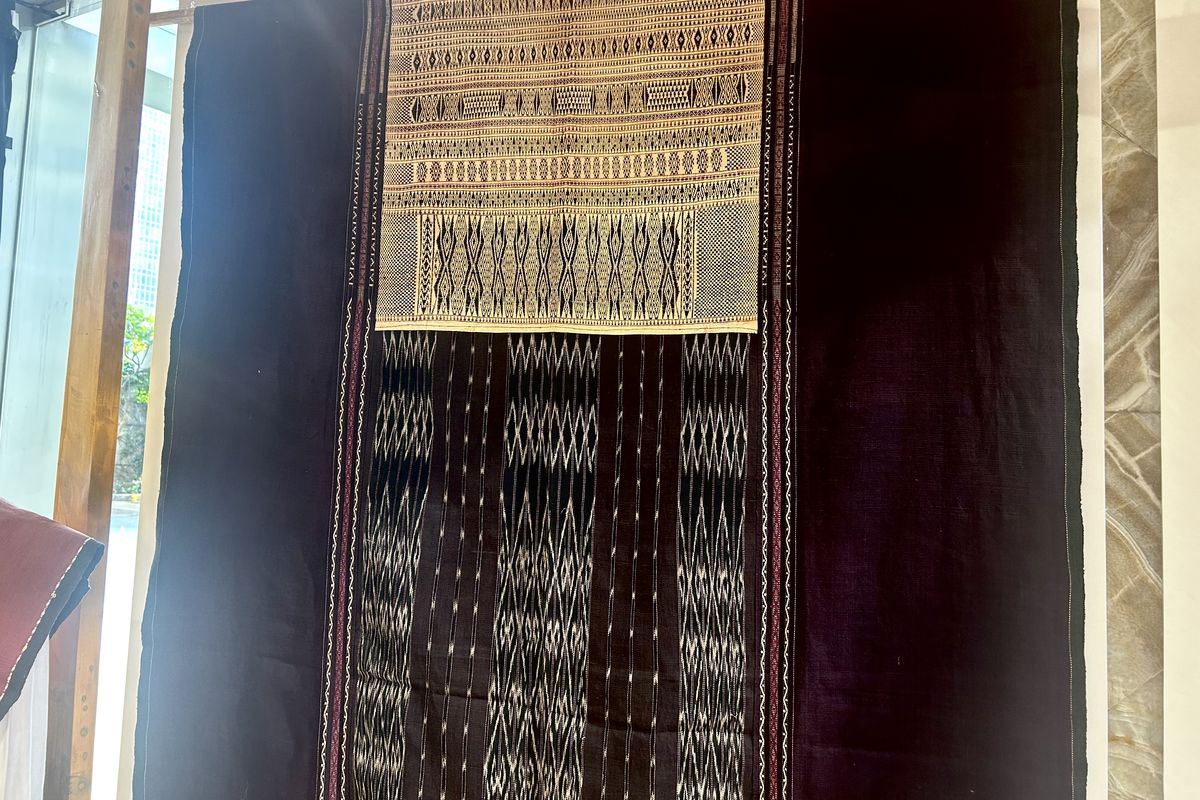 tenun batak, TobaTenun, melestarikan tenun batak, tenun Batak, Tobatenun, tantangan melestarikan tenun Batak, kain tenun batak, tenun batak populer, 6 Tantangan Melestarikan Tenun Batak ke Generasi Muda Menurut TobaTenun, 1. Harga yang dinilai terlalu tinggi, 2. Kalah saing dengan produk fesyen modern, 3. Kurangnya akses dan koneksi emosional, 4. Minimnya role model anak muda, 5. Adaptasi warna dan motif agar lebih modern, 6. Budaya tak akan bertahan jika tak beradaptasi