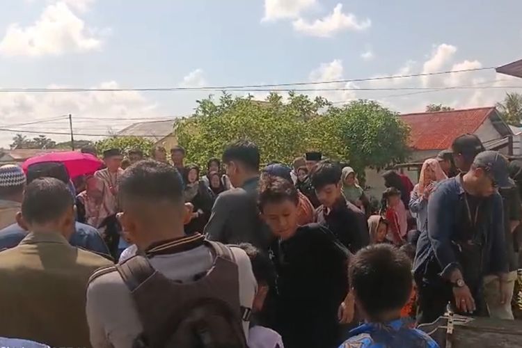 Rafa Fauzan, Singkawang, Polres Singkawang, bocah hilang, kronologi balita hilang di singkawang, balita hilang di singkawang, balita hilang di singkawang ditemukan, pencarian balita hilang di singkawang, Kronologi Hilangnya Balita Singkawang hingga Ditemukan Meninggal di Halaman Masjid, Benarkah Korban Dibunuh?, 1. RF Dilaporkan Hilang ketika Bersama Pengasuh, 2. Warga dan Polisi Lakukan Pencarian, Hasil Nihil, 3. Anjing Pelacak Sempat Temukan Aroma Tubuh RF, 4. RF Ditemukan Tidak Bernyawa di Depan Pintu Masjid, 5. Korban Dimakamkan, Keluarga Tolak Autopsi, 6. Penyelidikan Dilanjutkan, 7. Benarkah Balita RF Dibunuh?