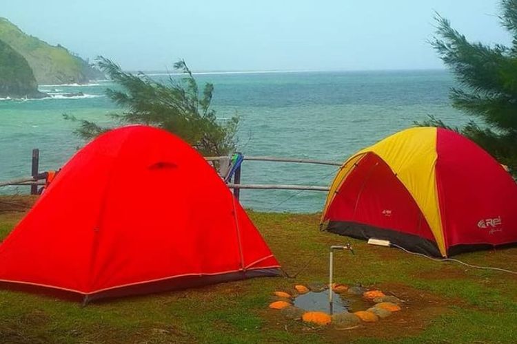 Kebumen, pantai, 8 Pantai Terindah di Kebumen, Ada yang Dijuluki New Zealand-nya Indonesia, 1. Pantai Menganti (Si New Zealand-nya Indonesia), 2. Pantai Surumanis, 3. Pantai Bopong, 4. Pantai Logending (Pantai Ayah), 5. Pantai Karang Bolong, 6. Pantai Laguna Lembupurwo, 7. Pantai Lampon, 8. Pantai Watu Bale