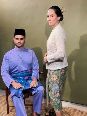 Anniversary photoshoot, Pevita Pearce, Mirzan Meer, inspirasi kebaya, anniversary photoshoot, pevita pearce dan mirzan meer, 5 Gaya Pevita Pearce dan Mirzan Meer Saat Anniversary Photoshoot, Nuansa Tradisional, 1. Kebaya putih dan rok batik, 2. Pose formal ala zaman dulu, 3. Sentuhan Melayu, 4. Kebaya janggan hitam, 5. Proses darkroom dengan kamera klasik