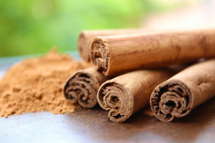 bumbu, rempah, masakan, 12 Bumbu Rempah Ini Wajib Ada di Rak Dapur Anda, Apa Saja?, 1. Merica Hitam Utuh (Whole Black Peppercorns), 2. Jinten (Cumin), 3. Ketumbar (Coriander), 4. Kayu Manis (Cinnamon), 5. Cabai Bubuk Merah (Cayenne Pepper), 6. Paprika Bubuk (Smoked or Sweet Paprika), 7. Cengkeh (Cloves), 8. Pala (Nutmeg), 9. Adas Manis (Fennel Seeds), 10. Bawang Putih Bubuk (Garlic Powder), 11. Kunyit Bubuk (Turmeric), 12. Kapulaga (Cardamom)