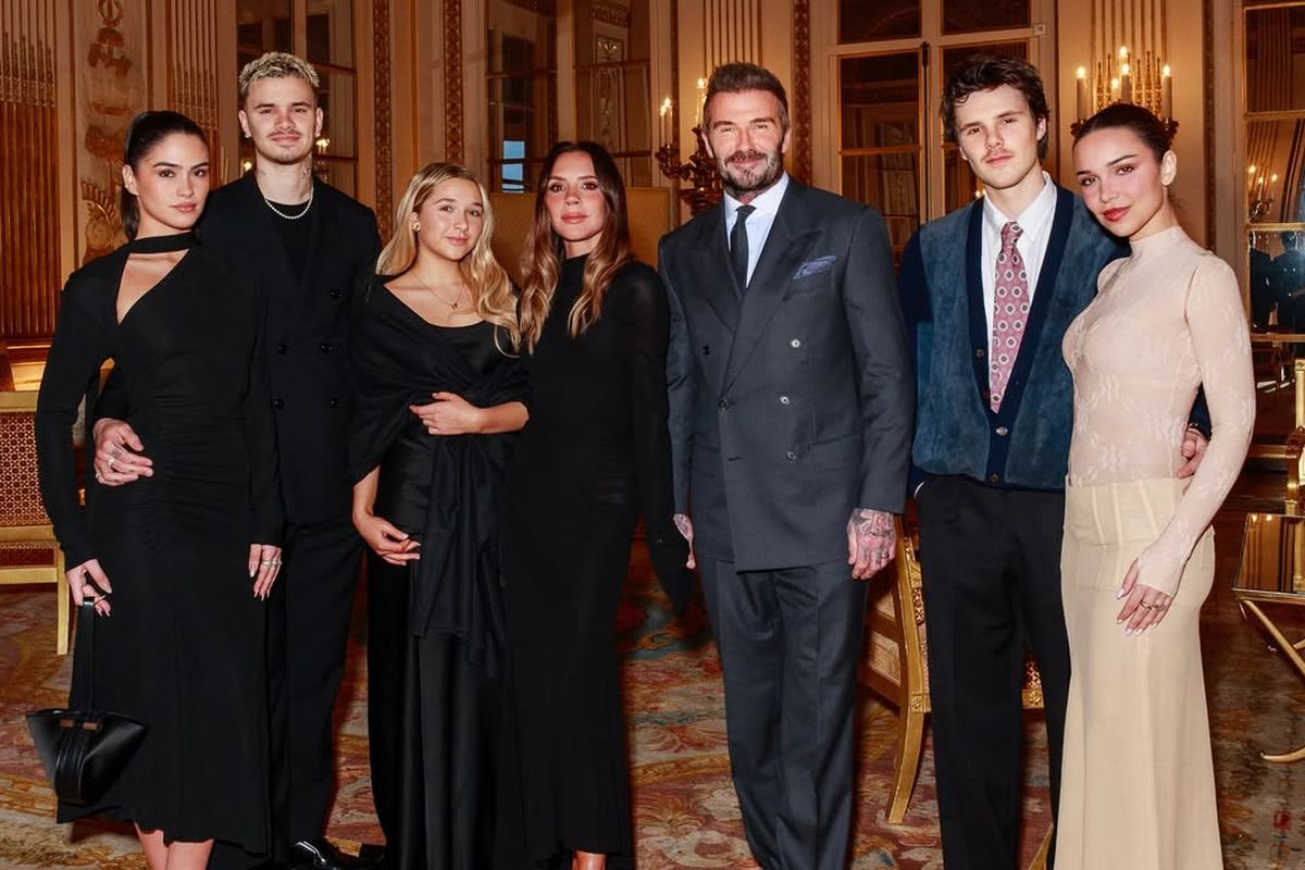 Victoria Beckham, Gaya Keluarga Beckham saat Victoria Beckham Raih Gelar Ksatria, Serba Hitam