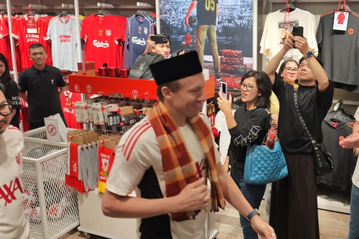 Liga Inggris, Premier League, Liverpool, Lucas Leiva, Lucas Leiva Hadir di Jakarta, Legenda Liverpool Pakai Sarung dan Peci Betawi