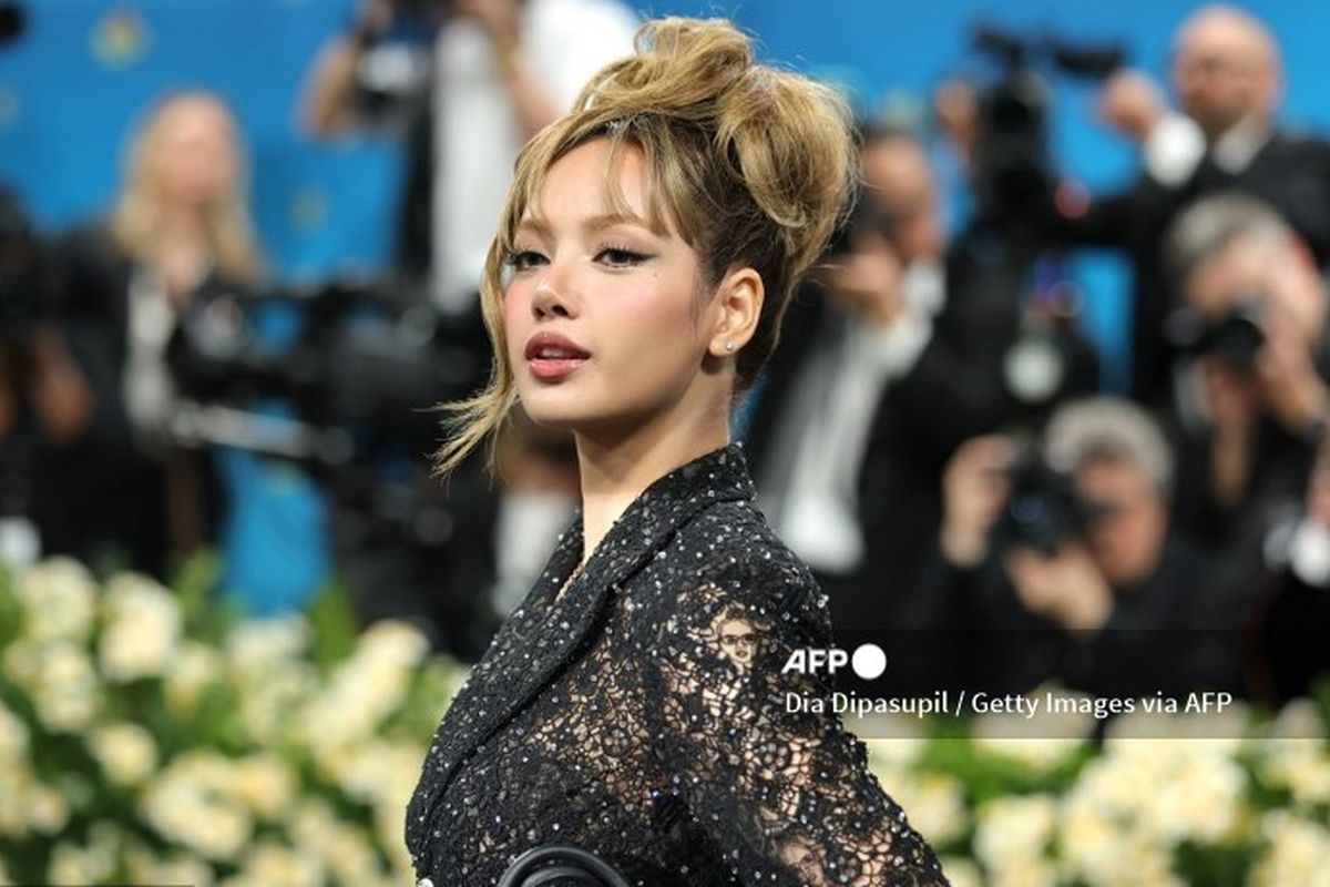 Lisa BLACKPINK, Met Gala 2025, Lisa Manoban, met gala 2025, lisa blackpink met gala, debut lisa blackpink di met gala 2025, lisa blackpink di met gala 2025, lisa blackpink tampil perdana di met gala, lisa blackpink met gala 2025, met gala 2025 lisa blackpink, Red Carpet Met Gala 2025, Intip Gaya Glamor Lisa BLACKPINK, Tampil Perdana di Met Gala 2025