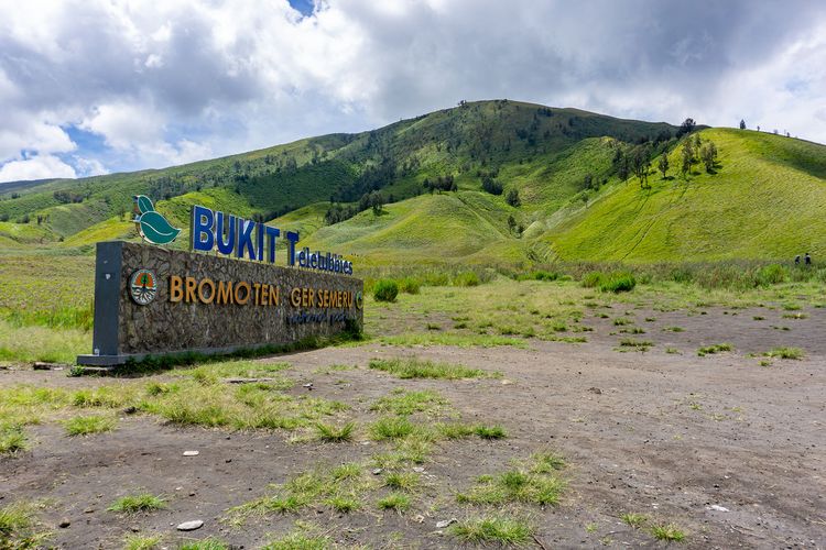 Bromo Tengger Semeru, Liburan ke Bromo? Ini 6 Aktivitas yang Wajib Dicoba, 1. Menikmati matahari terbit (sunrise), 2. Menjelajahi kawah Gunung Bromo, 3. Menjelajah Lautan Pasir, 4. Mengunjungi Bukit Teletubbies, 5. Menikmati ketenangan di Pasir Berbisik, 6. Menyaksikan budaya Suku Tengger