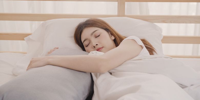 menjaga penampilan, kebiasaan sederhana, kesehatan rambut, 7 Kebiasaan Sebelum Tidur yang Bikin Wajah Lebih Segar di Pagi Hari, 1. Membersihkan wajah jadi langkah paling dasar, 2. Minum teh peppermint bantu tubuh lebih rileks, 3. Hindari tidur dengan rambut basah, 4. Gunakan sarung bantal berbahan sutra, 5. Gunakan masker wajah semalaman, 6. Posisi tidur juga berpengaruh, 7. Tidur cukup jadi kunci utama