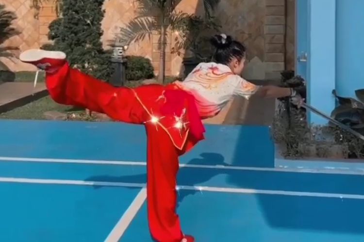 Krisdayanti, wushu, kris dayanti wushu, kris dayanti trenggono mencintaimu, kris dayanti saat latihan wushu, world kungfu championships 2025, kris dayanti raih medali perak, 7 Gaya Kris Dayanti Saat Latihan Wushu, Anggun dan Energik, 1. Kostum merah bermotif naga, 2. Seragam pink Shanghai, 3. Setelan modern dan kipas lipat, 4. Busana fuchsia dengan bordir emas, 5. Gaya sporty, 6. Kostum merah marun, 7. Nuansa abu-abu dengan tombak wushu