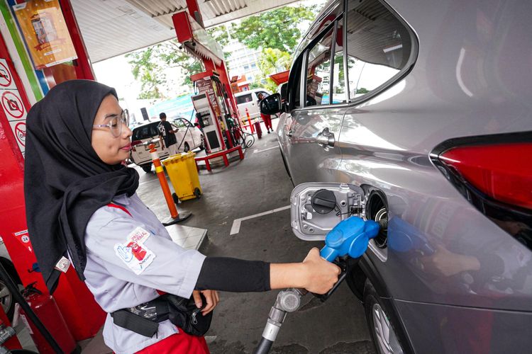 Pertamina, Pertamax, Bahan bakar minyak, harga BBM, Pertamax turun, Harga BBM Pertamina 1 April 2025, Pertamax dkk Turun Harga