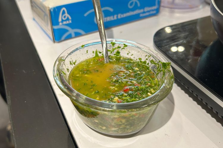 chimichurri, cara membuat saus chimichurri, Cara Membuat Chimicurri Supaya Warna Hijau Tetap Segar, Ini Tips dari Chef