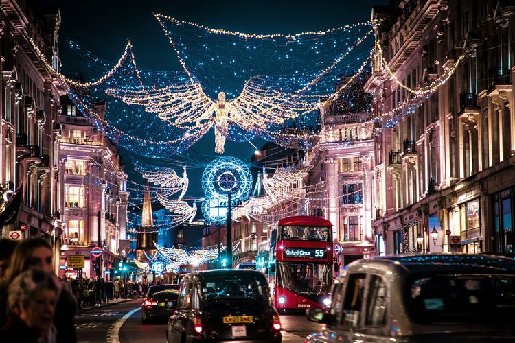 Natal, ide kencan, hari Natal, 7 Ide Kencan dengan Suasana Natal yang Lebih Romantis, 1. Jelajahi tempat minum coklat panas, 2. Menikmati indahnya lampu Natal, 3. Manjakan diri di restoran mewah, 4. Maraton film Natal, 5. Main ice skating, 6. Karaoke