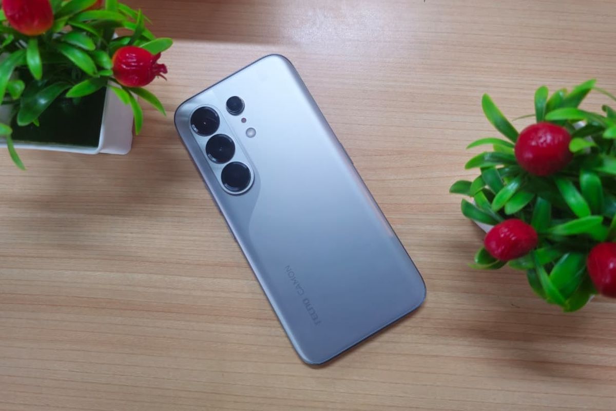 Tecno, Camon 50 Pro, Hands-on Tecno Camon 50 Pro 5G, HP Mid-range yang Enteng dan Elegan, Layar curved yang estetik dan sudut lengkung yang bikin nyaman, Melihat sisi-sisi lain, Layarnya juga "clean look", Spesifikasi Tecno Camon 50 Pro 5G, Harga Tecno Camon 50 Pro 5G di Indonesia