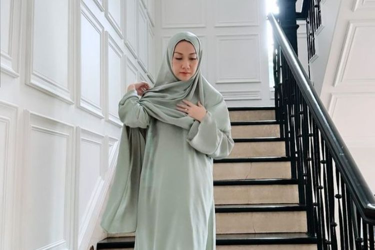 ide outfit hijab, ide outfit idul adha, outfit lebaran idul adha, outfit sholat idul adha, outfit hari raya idul adha, outfit idul adha 2025, outfit idul adha, 10 Inspirasi Outfit Idul Adha 2025 yang Anggun dan Nyaman Seharian, 1. Gamis katun dengan motif lembut, 2. Tunik panjang dan celana kulot, 3. Setelan linen earth tone, 4. Dress layered dengan hijab segi empat, 5. Kaftan modern dengan aksen bordir, 6. Baju kurung klasik yang timeless, 7. Outer kimono dan maxi dress, 8. Set rok plisket dan atasan flowy, 9. Dress knit untuk gaya minimalis, 10. Outfit serba putih untuk nuansa suci