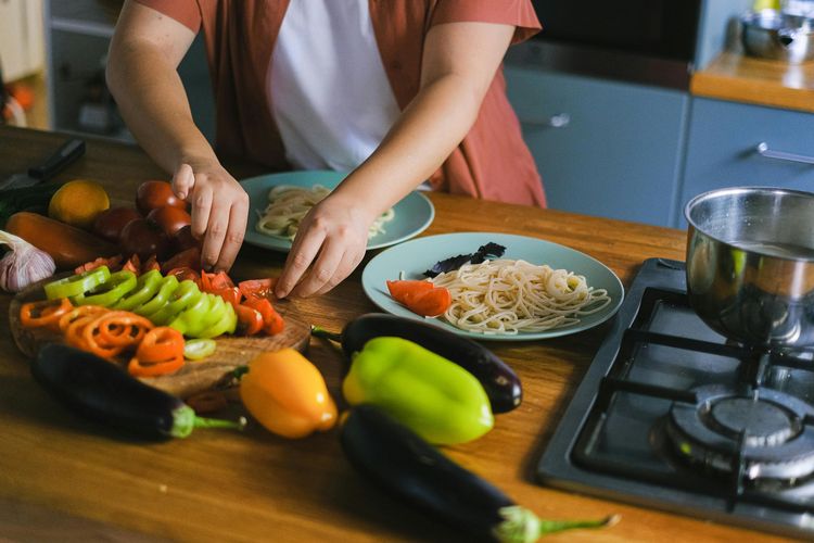 demensia, kesehatan, 5 Kebiasaan Sehat untuk Menurunkan Risiko Demensia, Termasuk Memasak, 1. Rutin berolahraga, 2. Kurangi waktu duduk terlalu lama, 3. Tidur cukup dan teratur, 4. Menjaga pola makan sehat, 5. Memasak di rumah