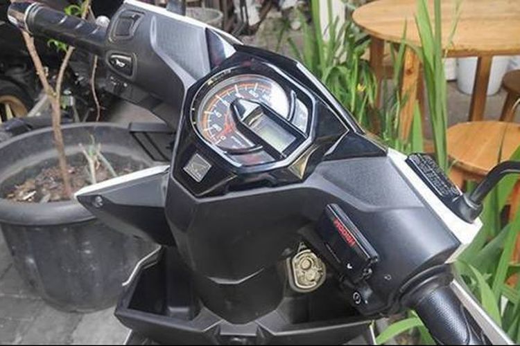 curanmor, Cara agar motor tidak mudah dicuri, cara agar motor tidak dicuri, mencegah curanmor, cara mencegah curanmor, 5 Cara agar Motor Tidak Gampang Dicuri Saat Mudik Lebaran, 1. Kunci setang ke kanan, 2. Memberikan kunci tambahan, 3. Memarkirkan motor di tempat aman, 4. Memastikan kunci dicabut dan dikunci setang, 5. Menambahkan pelacak di motor