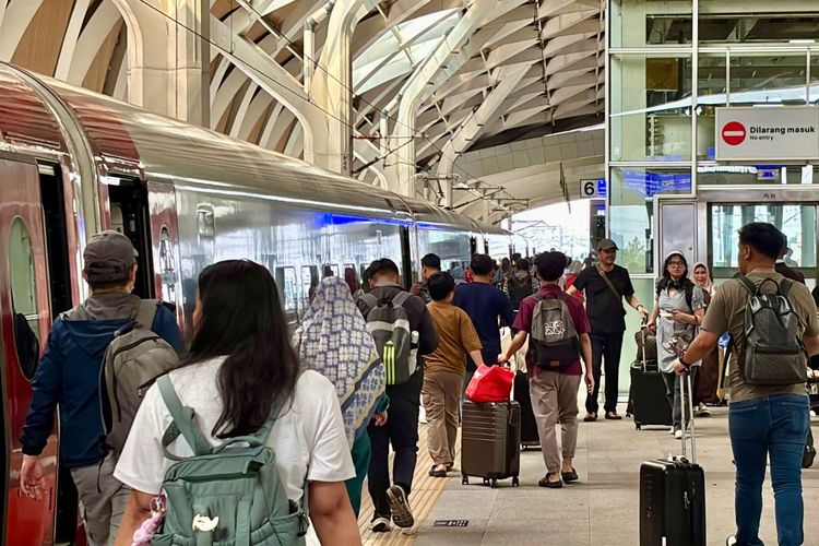 Kereta Cepat, Stasiun Halim, jadwal Whoosh, Kereta Cepat Whoosh Tersedia sampai Malam, Terakhir Jam 22.25 WIB