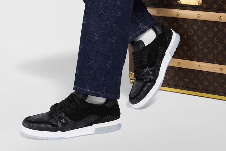 Louis Vuitton, Intip Harga Sepatu Mewah Bupati Gatut yang Disita KPK, Ada Rp 28 Juta, 1. LV Monza Moccasin Hitam, 2. LV Major Loafer Hitam, 3. LV Trainer Sneaker, 4. LV Runner Tatic Sneakers Grey Neon Green
