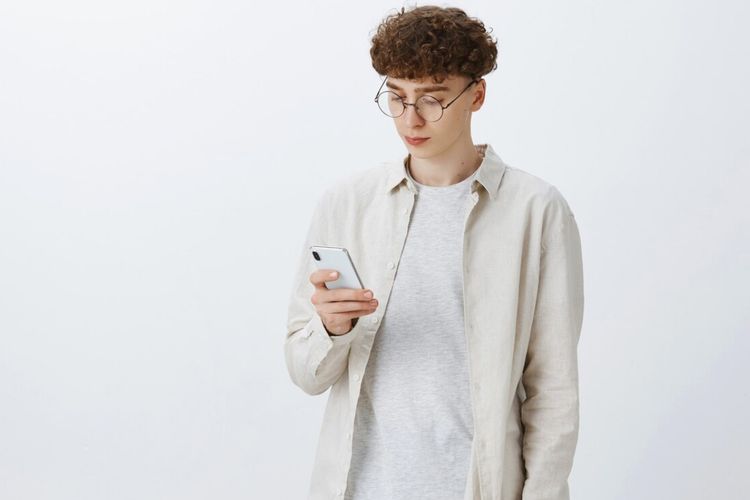 fenomena curhat dengan ai, penyebab remaja suka curhat dengan ai, dampak curhat dengan ai, alasan remaja lebih suka curhat ke AI, penyebab remaja lebih suka curhat ke chatbot, Mengapa Remaja Suka Curhat ke AI? Ini Kata Psikolog, 1. Akses mudah dan cepat, 2. Merasa lebih aman dan tidak dihakimi, 3. Kurangnya dukungan dari lingkungan sekitar, 4. Chatbot dianggap memberi solusi instan, 5. Keinginan untuk merasa dipahami