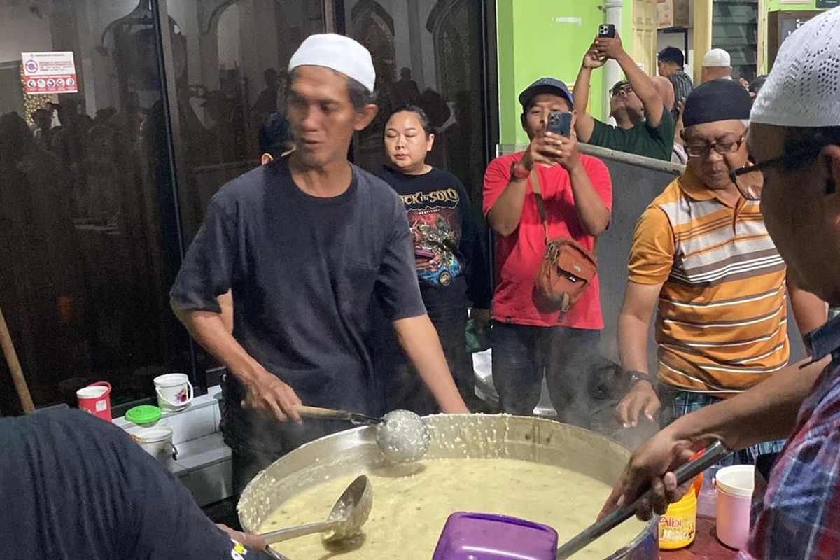 bubur samin, 1.200 Porsi Bubur Samin di Masjid Darussalam Solo Ludes dalam Satu Jam