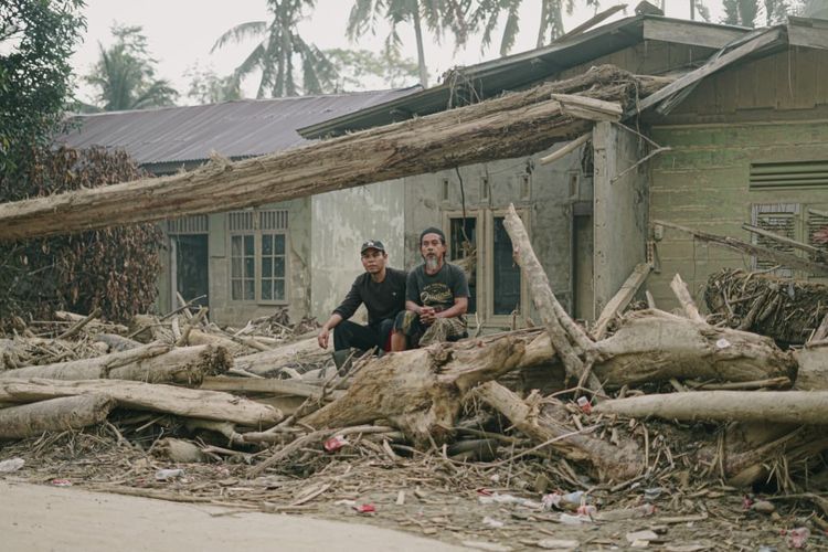 Aceh, Sumatera, tsunami Aceh, Tsunami Aceh 2004 dan Potret Bencana Kemanusiaan Terbesar, Pusat gempa penyebab tsunami Aceh, Penyebab gempa pemicu tsunami Aceh, Tsunami Aceh dan daftar negara yang terdampak, Jumlah korban jiwa akibat tsunami Aceh, Banjir Aceh, Sumut, dan Sumbar, Jumlah pengungsi akibat banjir Sumatera