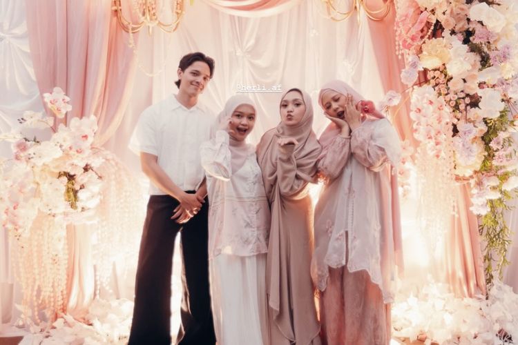 nadin amizah saat pengajian pranikah, nadin amizah akan menikah, 5 Outfit Nadin Amizah Saat Pengajian Jelang Pernikahan, Nuansa Floral, Nuansa dusty pink, Outer transparan detail floral, Hijab satin pastel dengan bros bunga, Heels berwarna senada, Sentuhan riasan natural